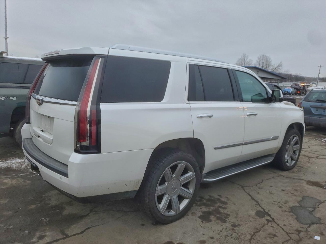 2016 CADILLAC ESCALADE LUXURY photo 3