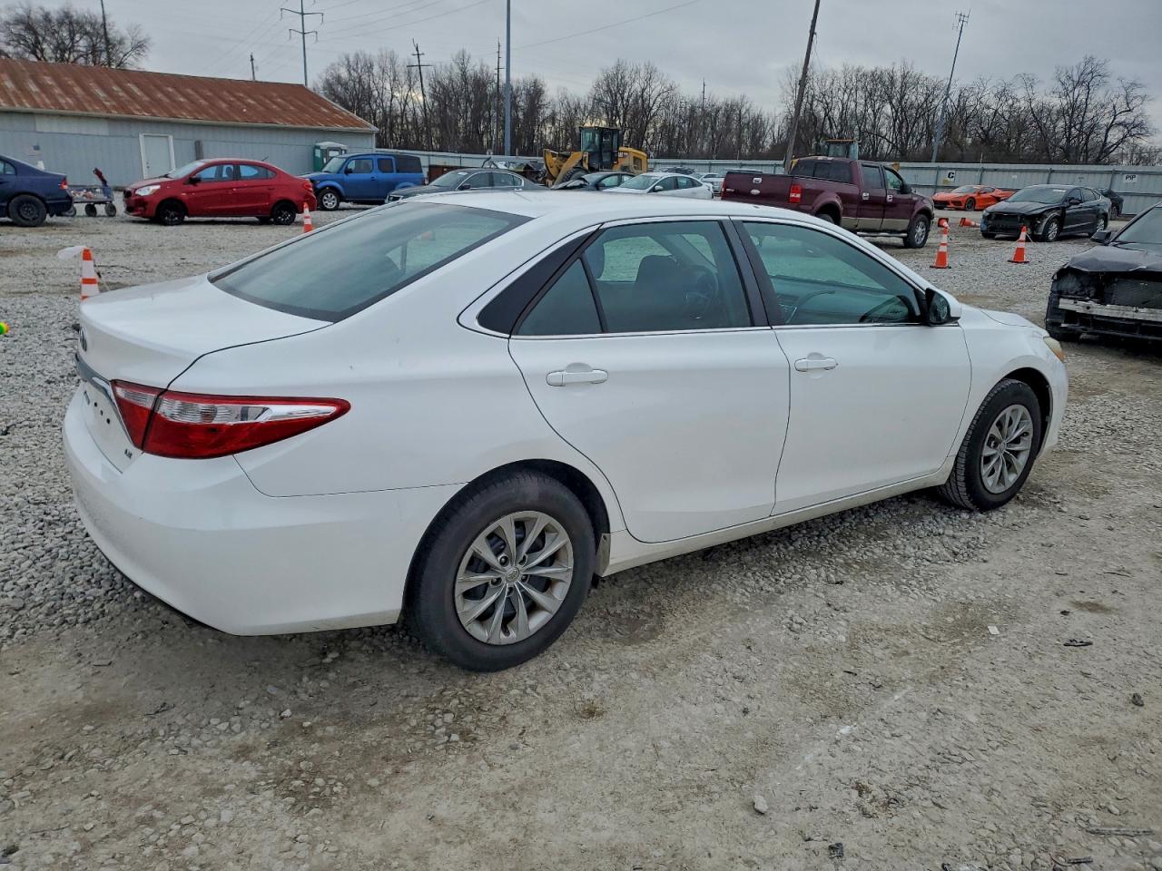 2015 TOYOTA CAMRY LE photo 3