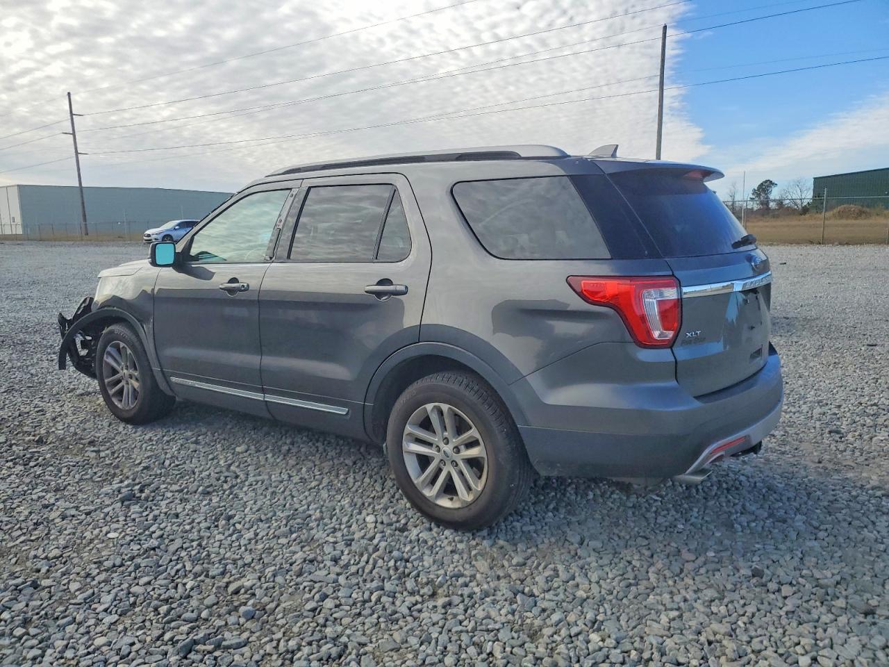 2017 FORD EXPLORER XLT photo 2