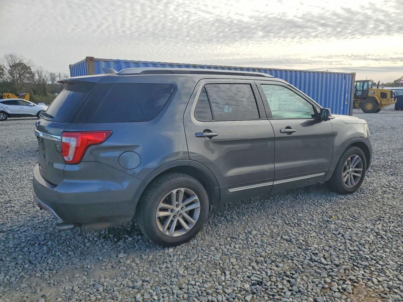 2017 FORD EXPLORER XLT photo 3