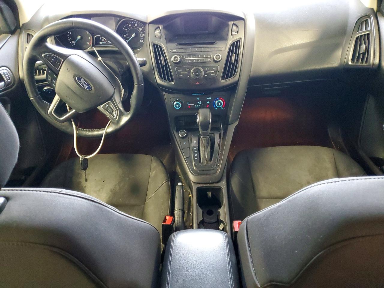 2017 FORD FOCUS SE photo 8