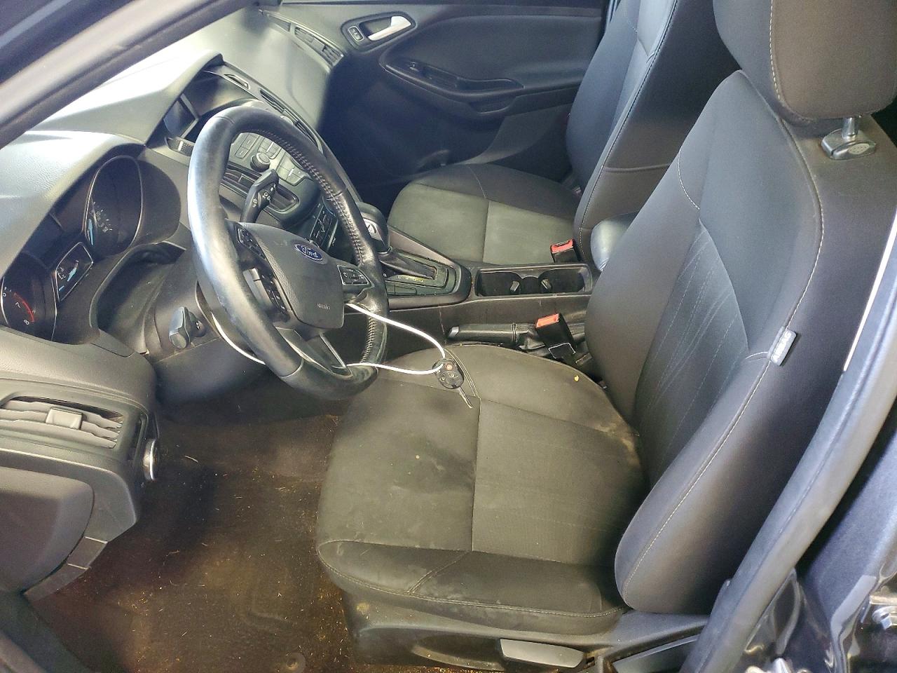 2017 FORD FOCUS SE photo 7