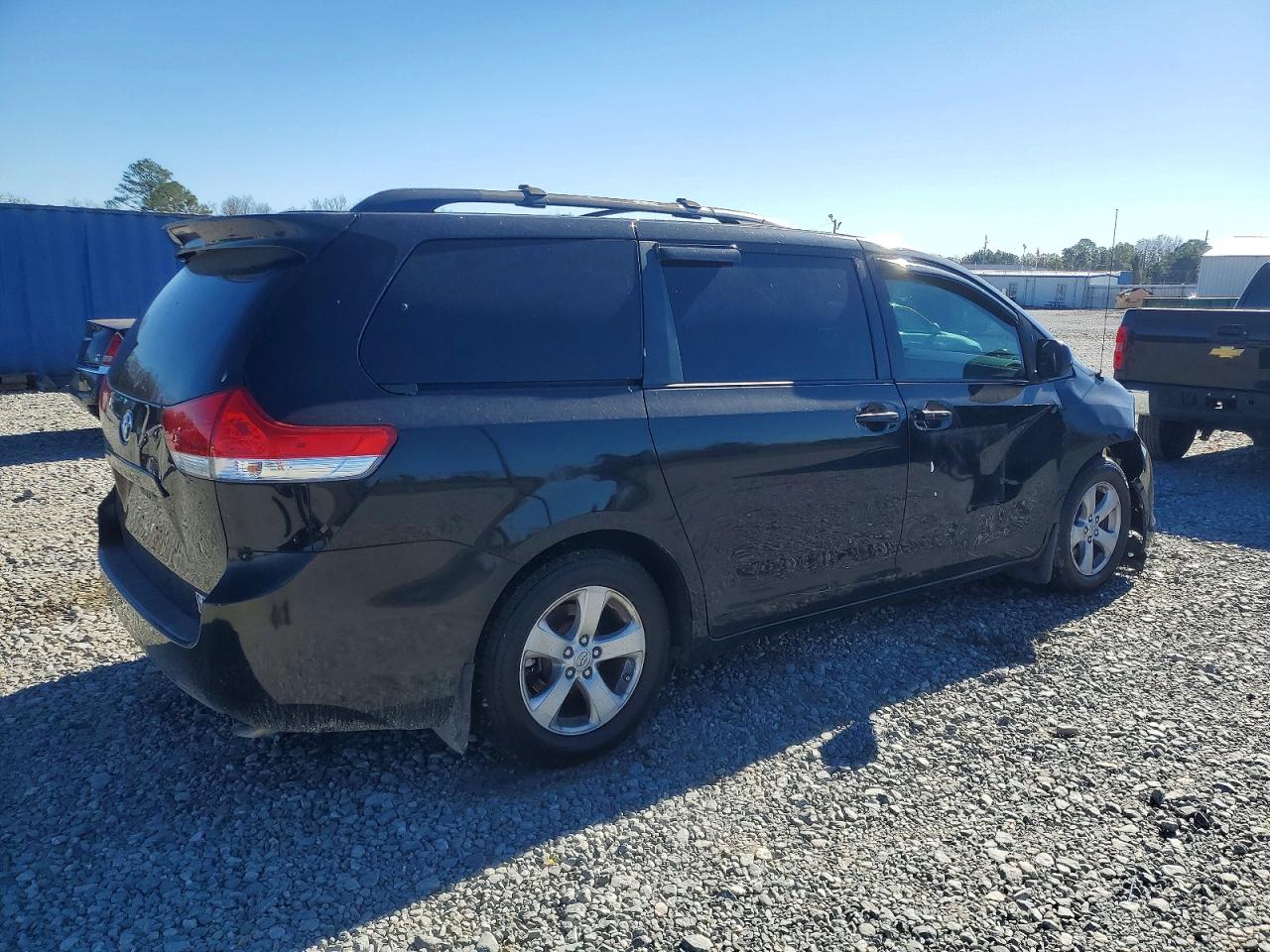 2014 TOYOTA SIENNA LE photo 3