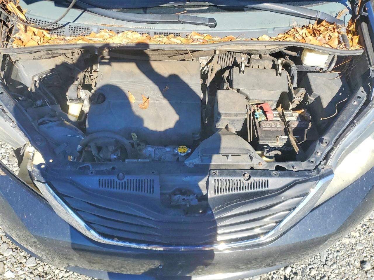 2014 TOYOTA SIENNA LE photo 12