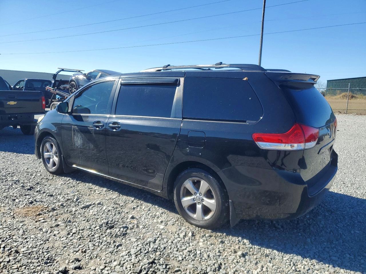 2014 TOYOTA SIENNA LE photo 2