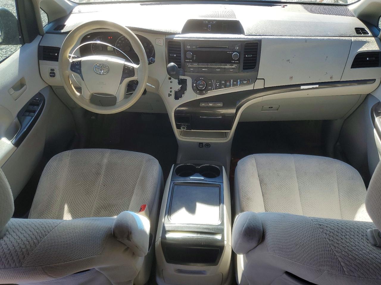 2014 TOYOTA SIENNA LE photo 8