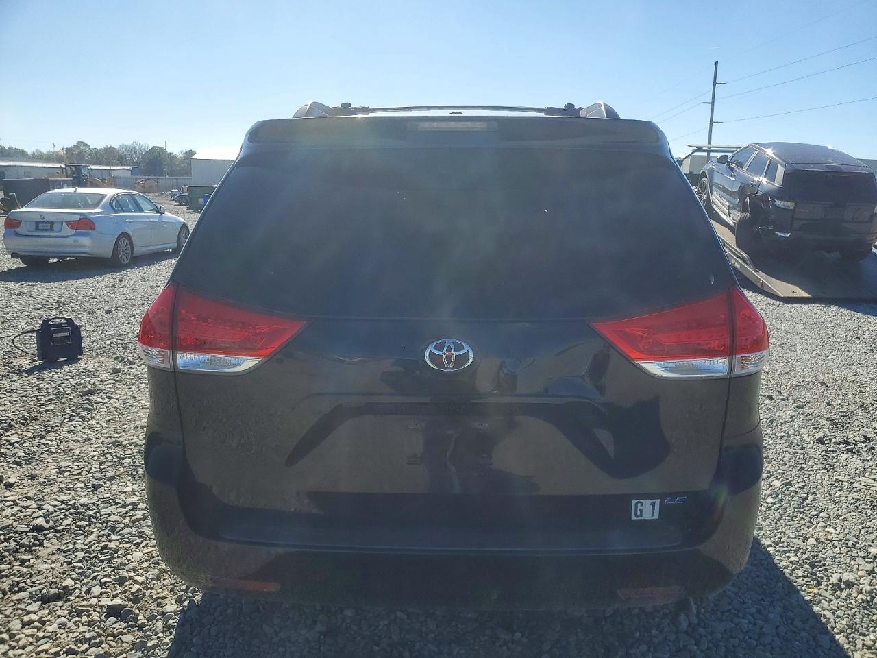 2014 TOYOTA SIENNA LE photo 6