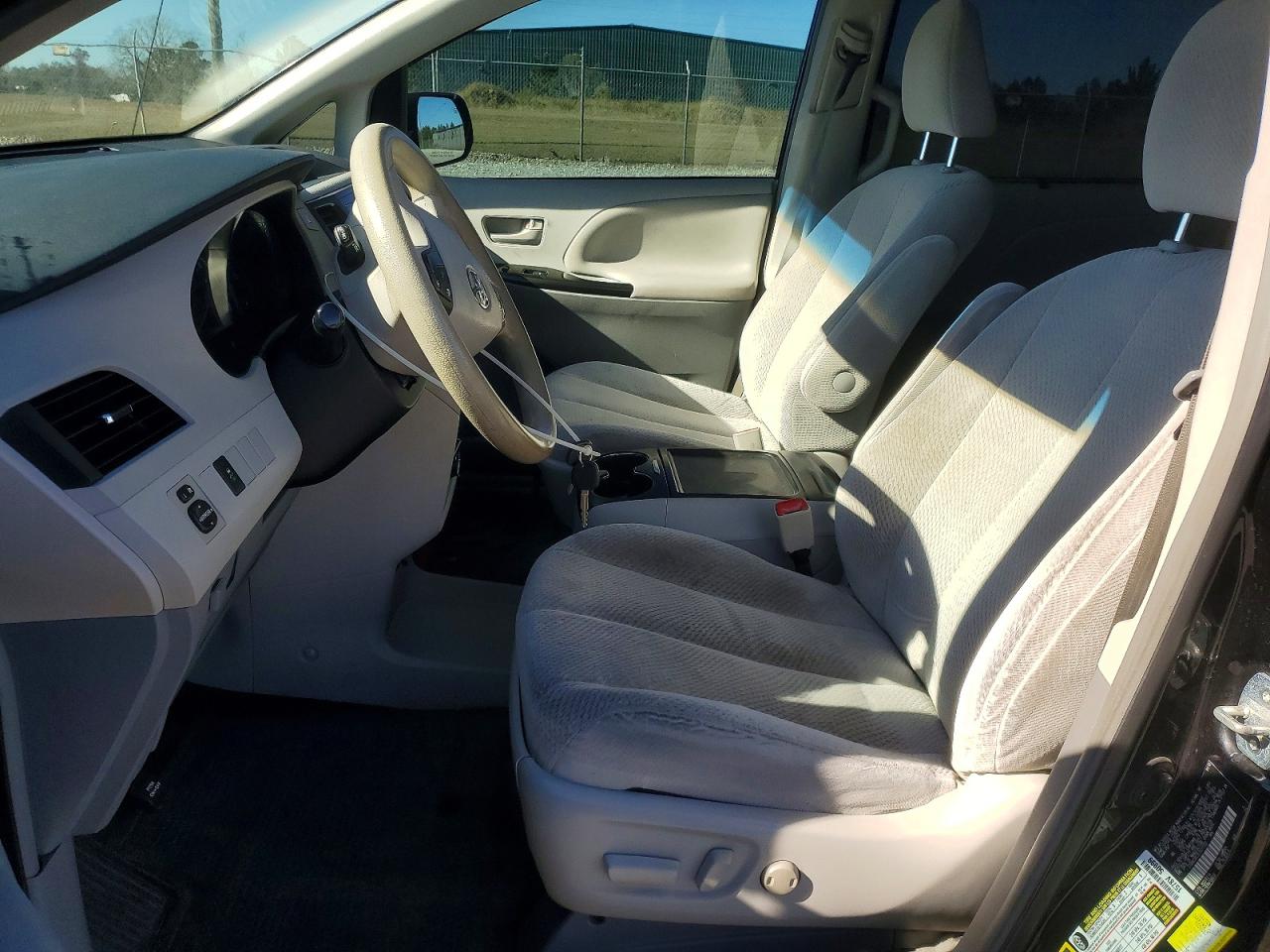 2014 TOYOTA SIENNA LE photo 7