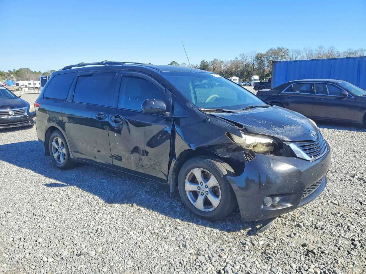 2014 TOYOTA SIENNA LE photo 4