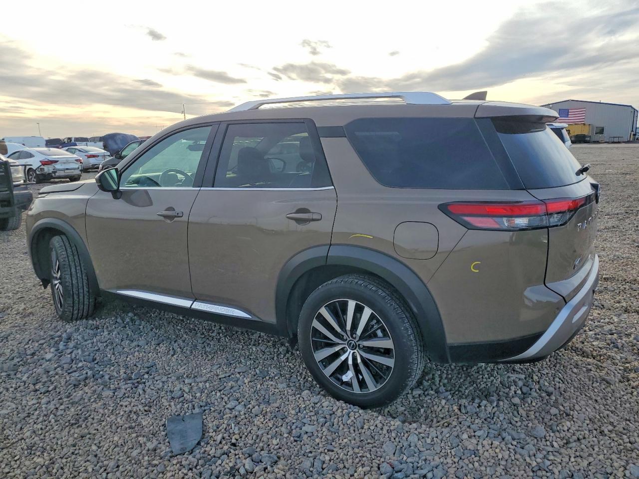 2023 NISSAN PATHFINDER PLATINUM photo 2