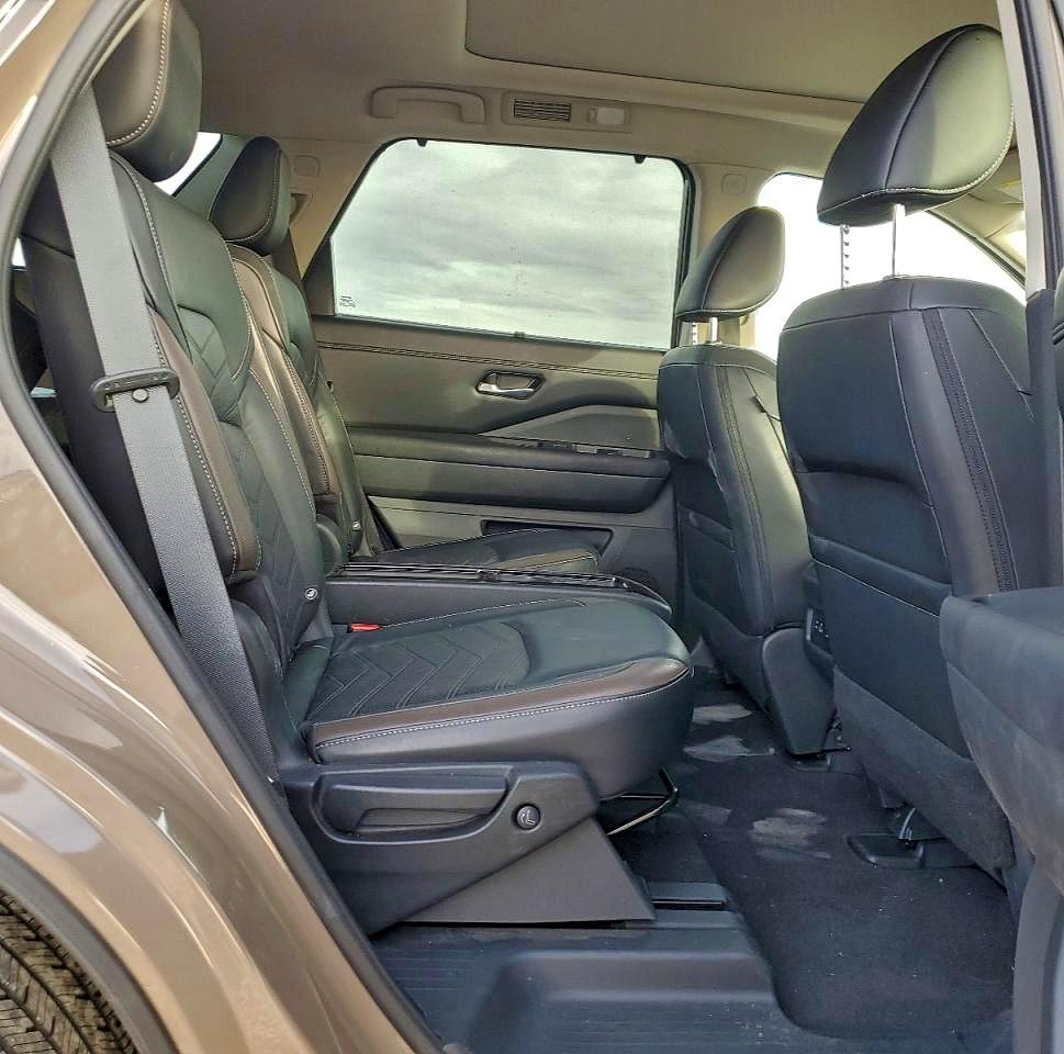 2023 NISSAN PATHFINDER PLATINUM photo 11
