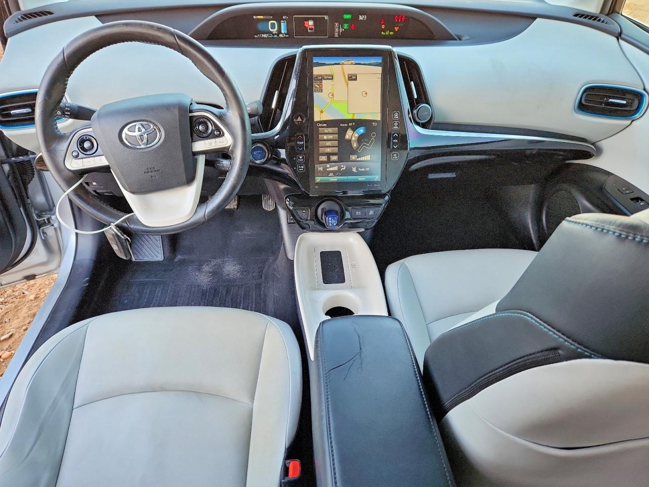 2018 TOYOTA PRIUS photo 8