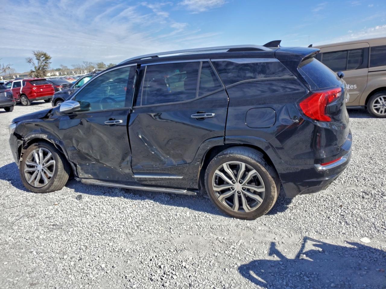 2018 GMC TERRAIN DENALI photo 2