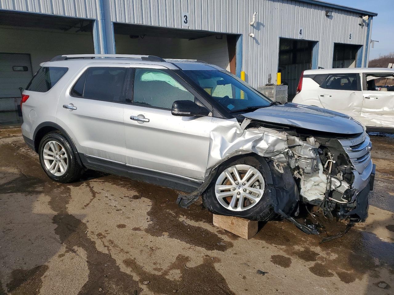 2015 FORD EXPLORER XLT photo 4
