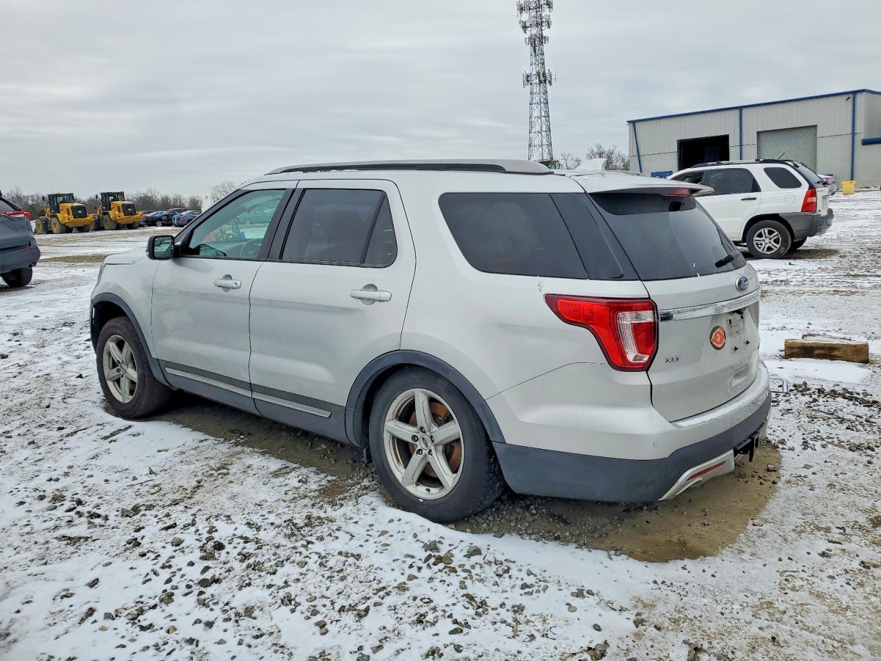 2017 FORD EXPLORER XLT photo 2