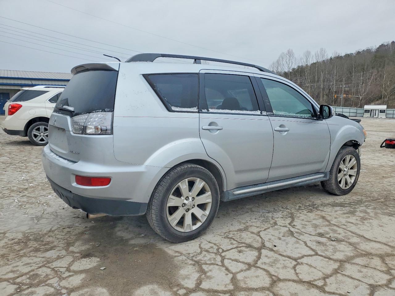 2011 MITSUBISHI OUTLANDER SE photo 3