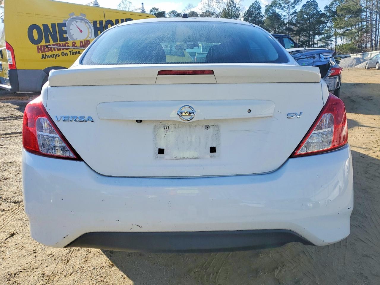 2019 NISSAN VERSA SV photo 6