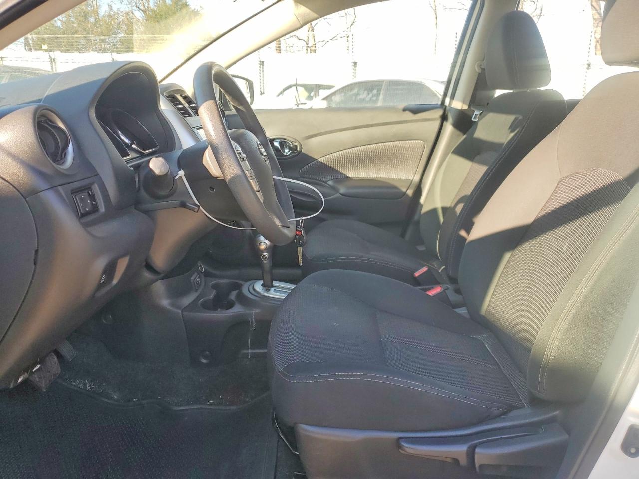 2019 NISSAN VERSA SV photo 7