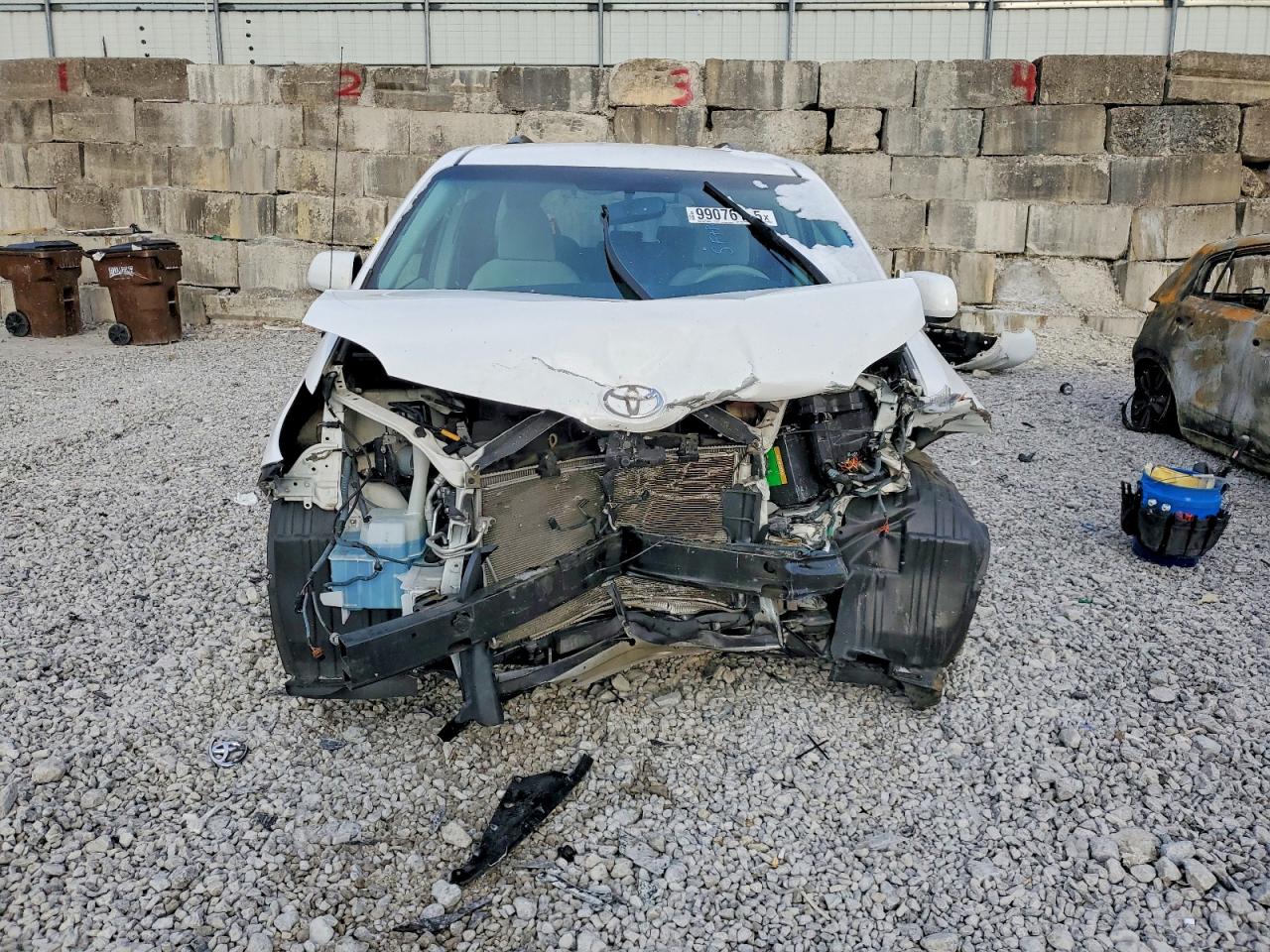 2014 TOYOTA SIENNA LE photo 5