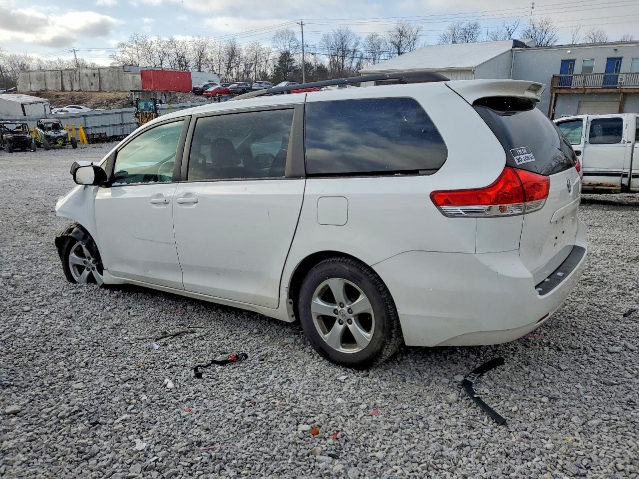 2014 TOYOTA SIENNA LE photo 2