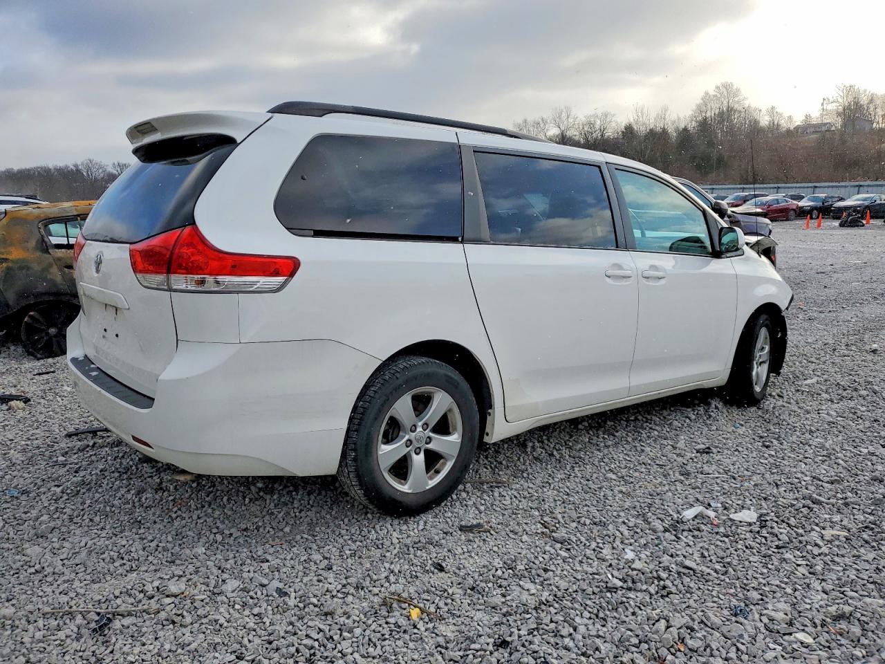 2014 TOYOTA SIENNA LE photo 3