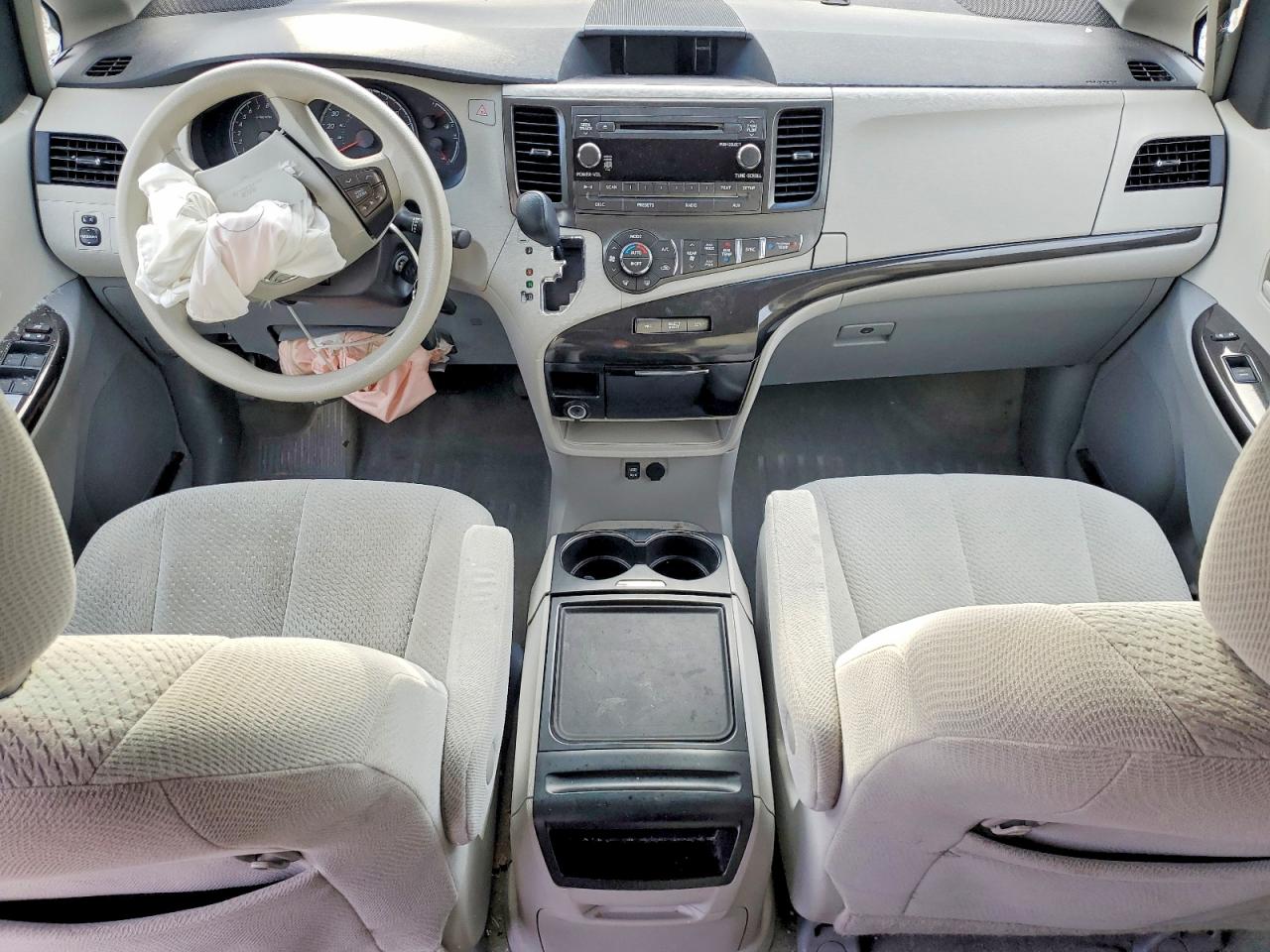 2014 TOYOTA SIENNA LE photo 8