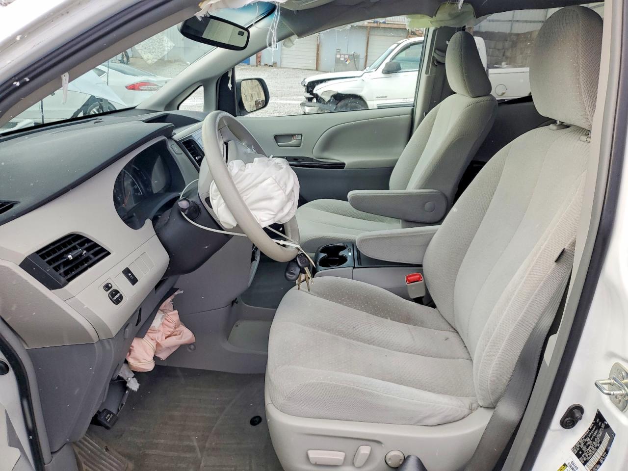 2014 TOYOTA SIENNA LE photo 7