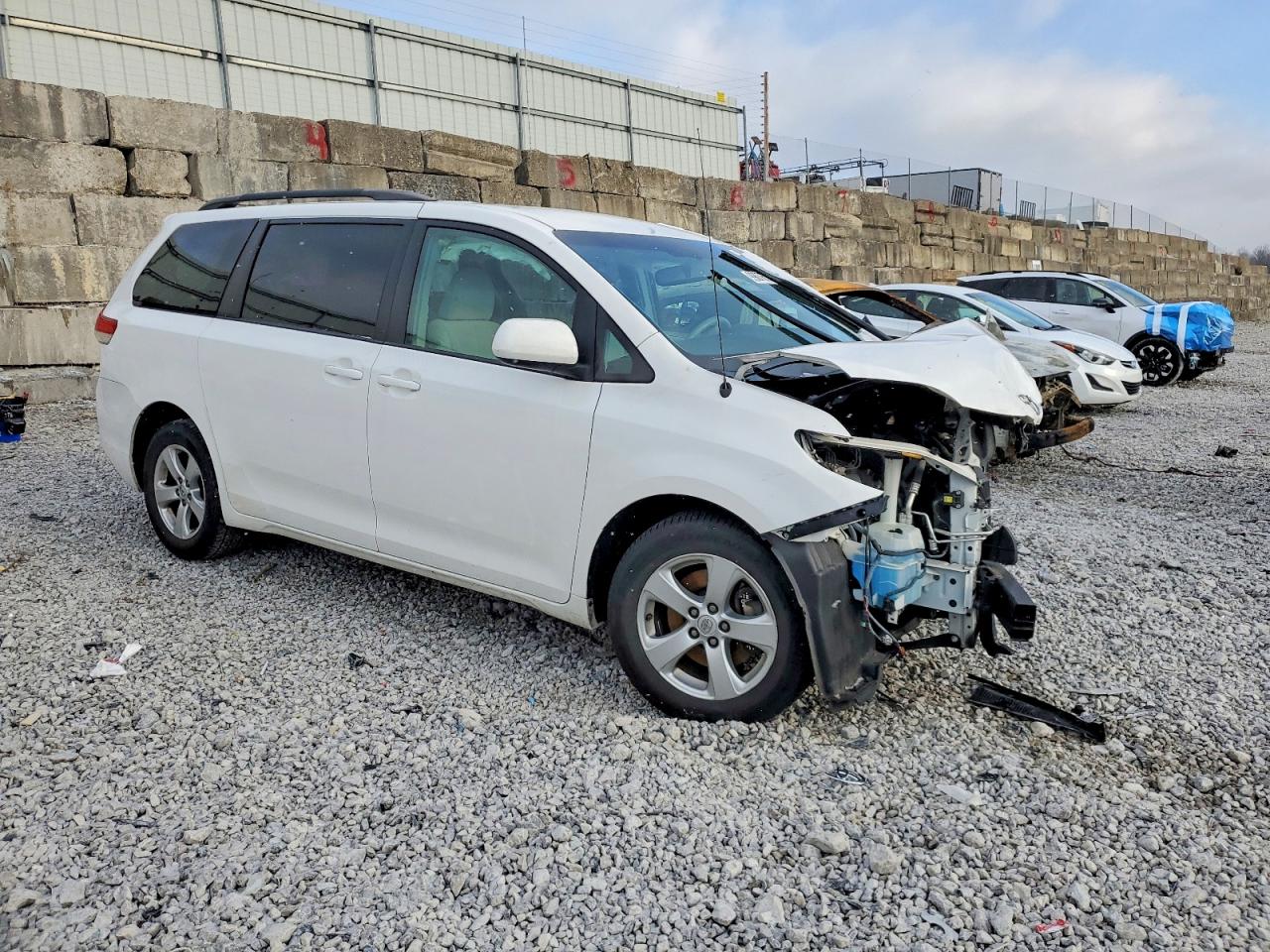 2014 TOYOTA SIENNA LE photo 4