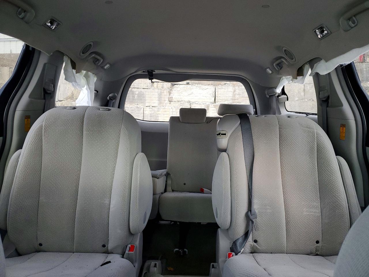 2014 TOYOTA SIENNA LE photo 10