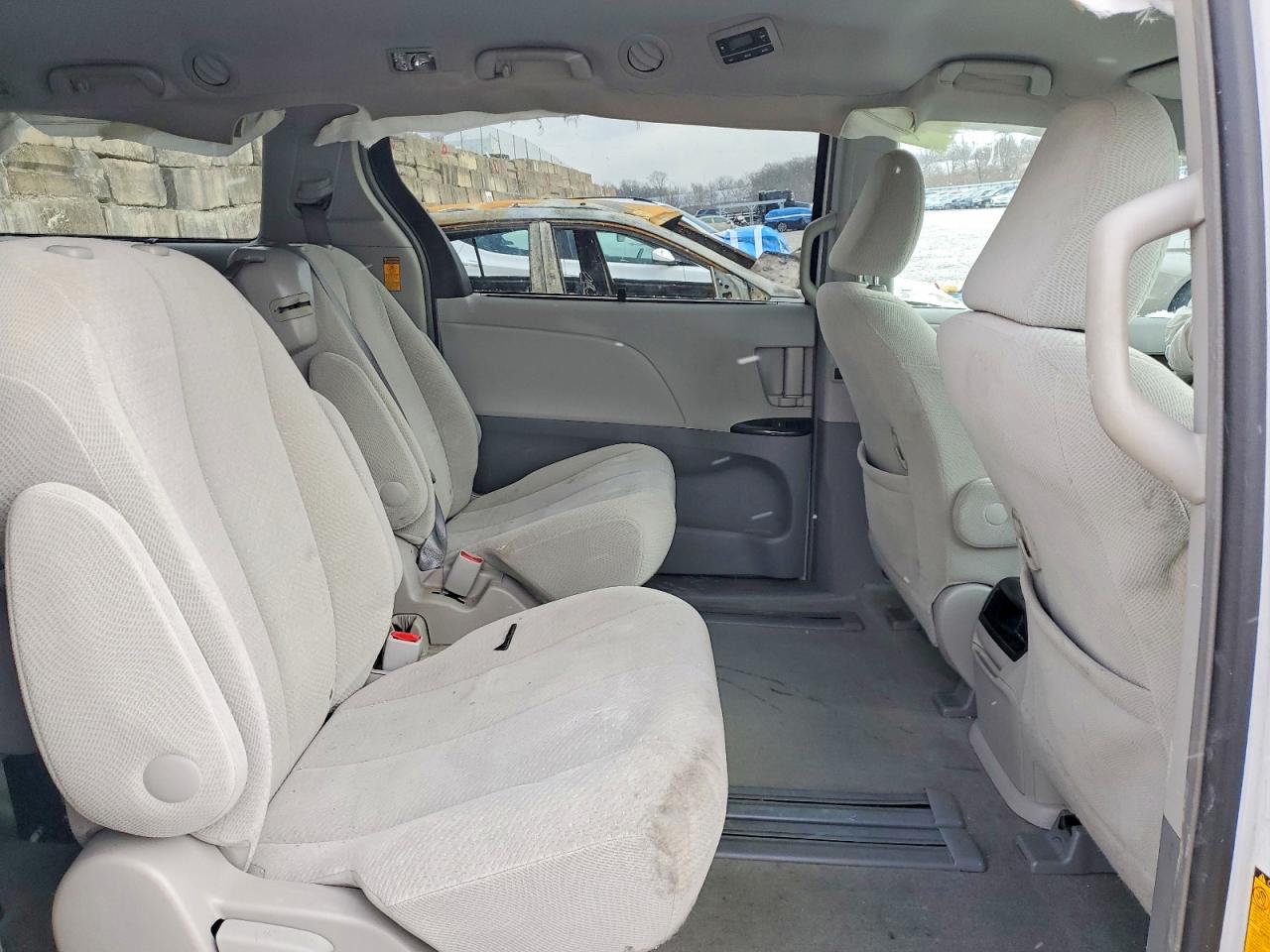 2014 TOYOTA SIENNA LE photo 11