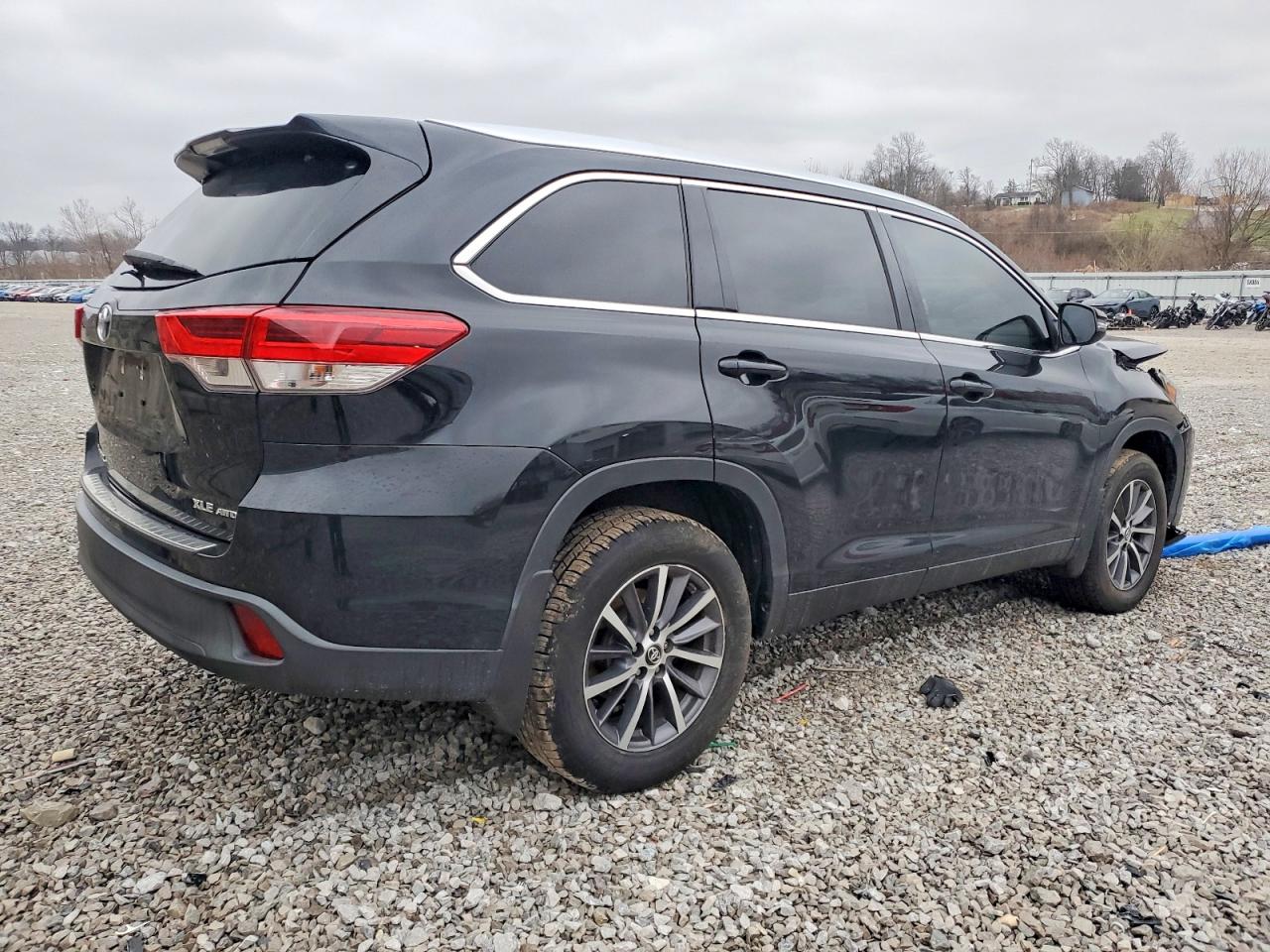 2019 TOYOTA HIGHLANDER SE photo 3