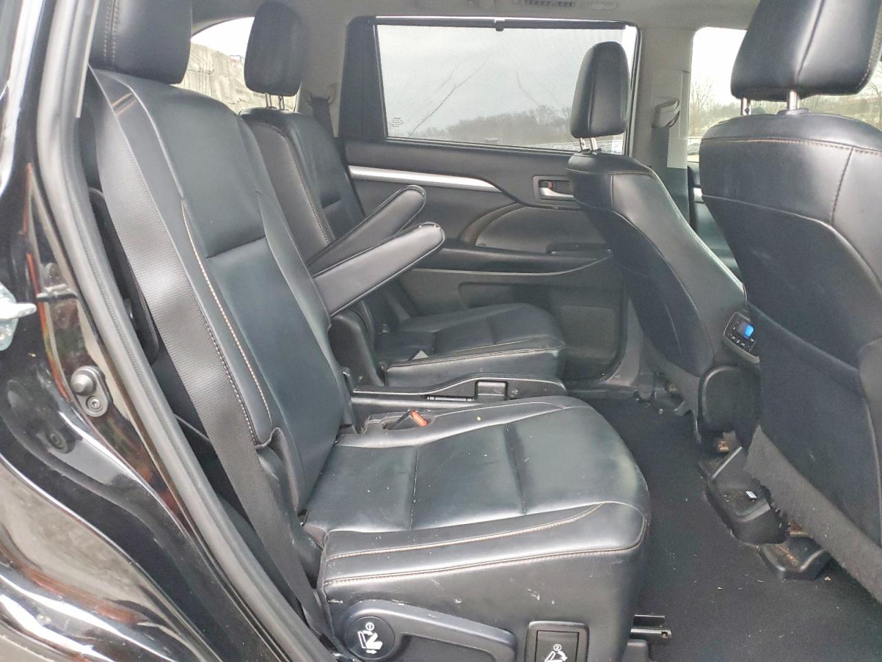 2019 TOYOTA HIGHLANDER SE photo 11