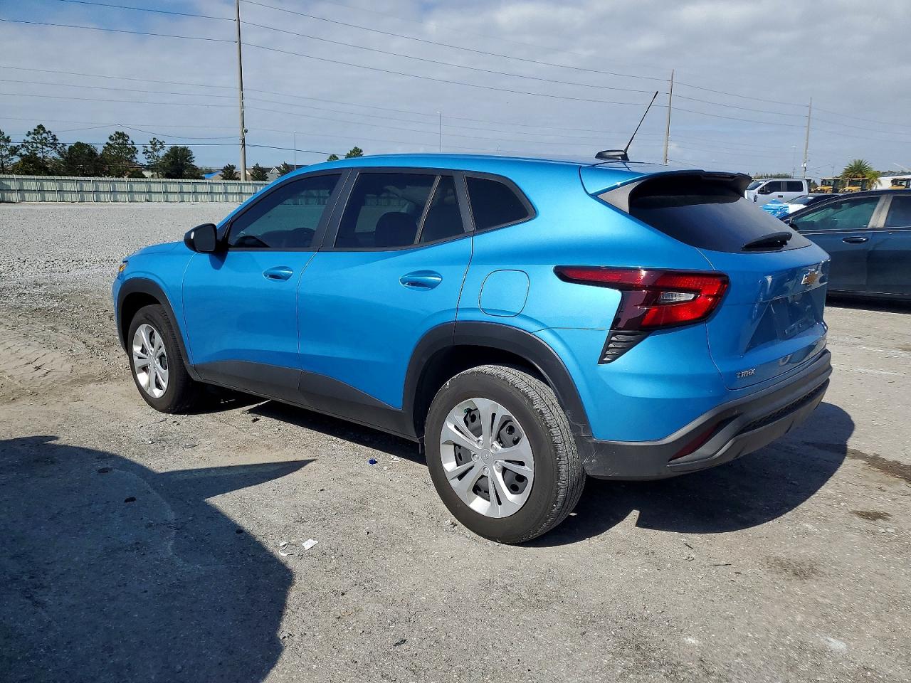 2025 CHEVROLET TRAX LS photo 3