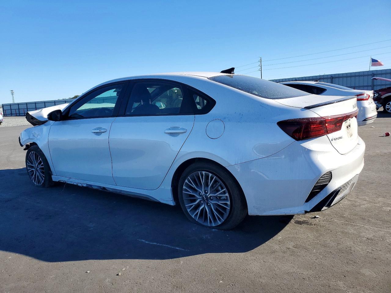 2023 KIA FORTE GT LINE photo 2