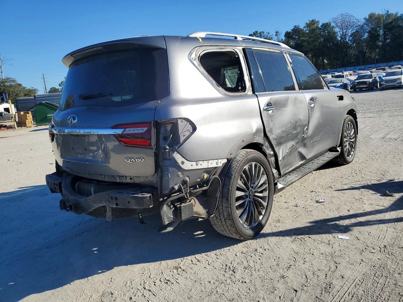 2019 INFINITI QX80 LUXE photo 3