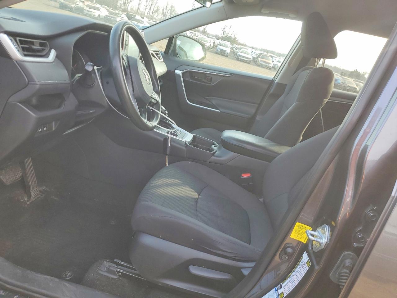 2021 TOYOTA RAV4 LE photo 7