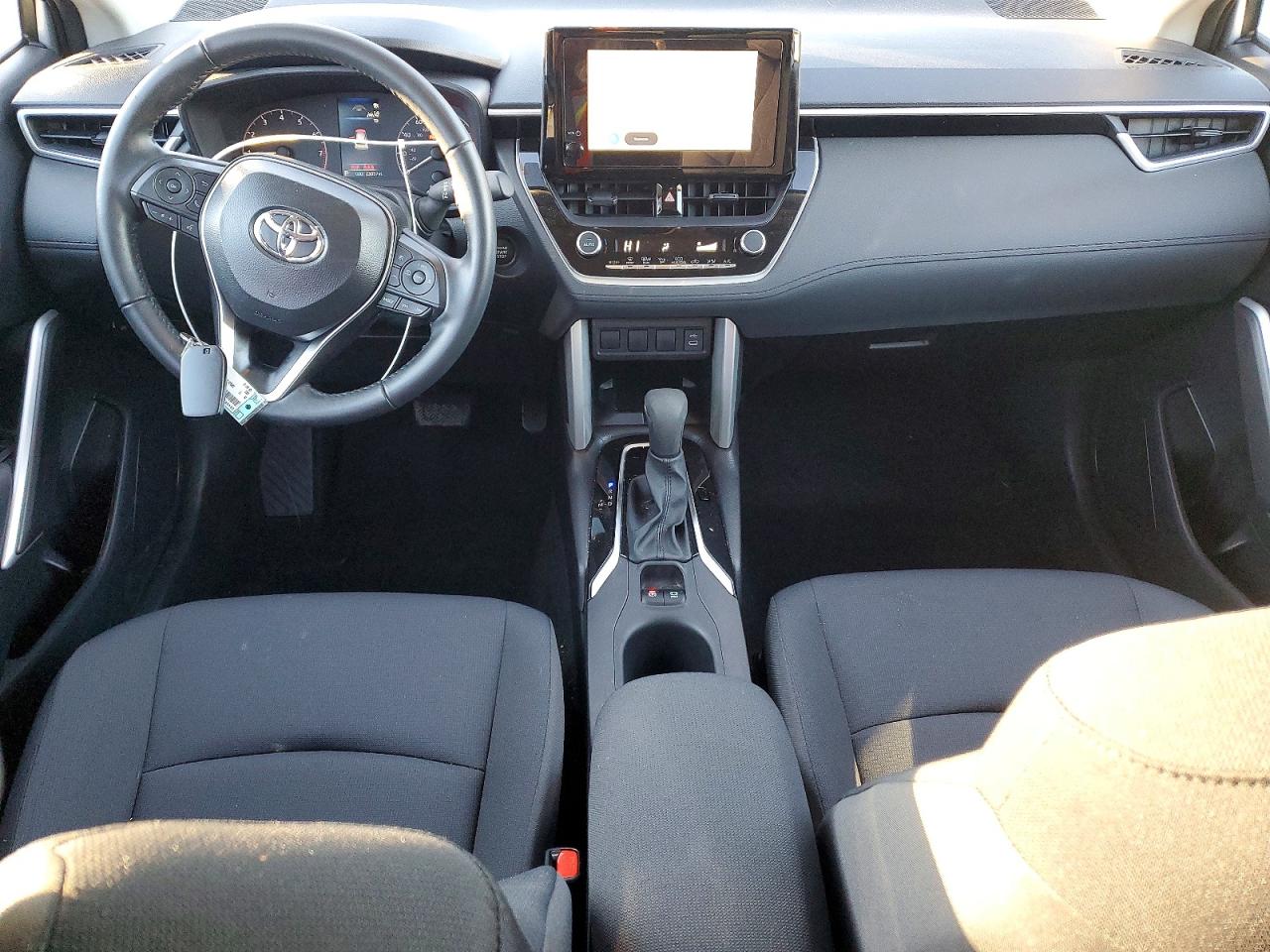 2025 TOYOTA COROLLA CROSS LE photo 8