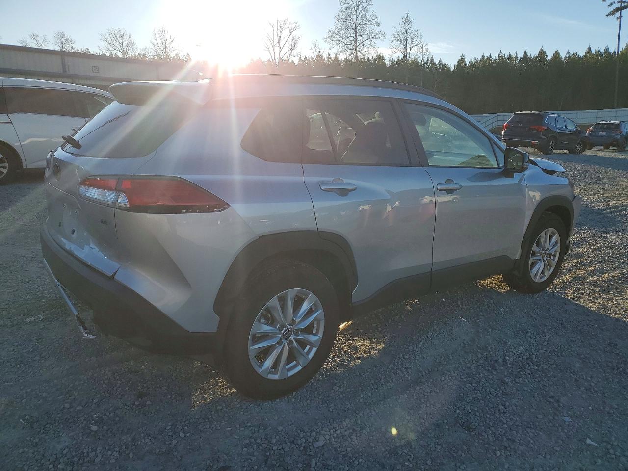 2025 TOYOTA COROLLA CROSS LE photo 3