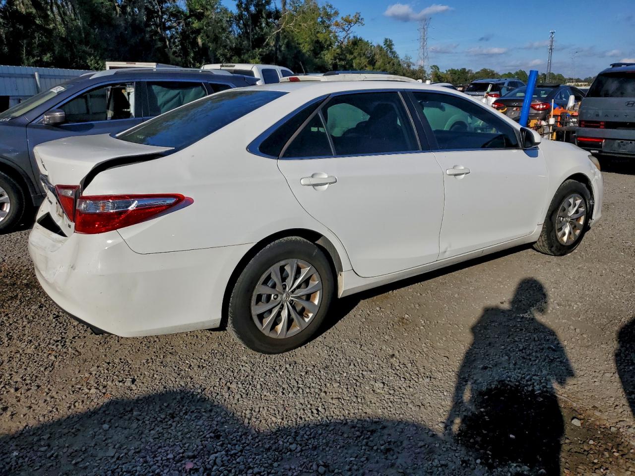 2017 TOYOTA CAMRY LE photo 3