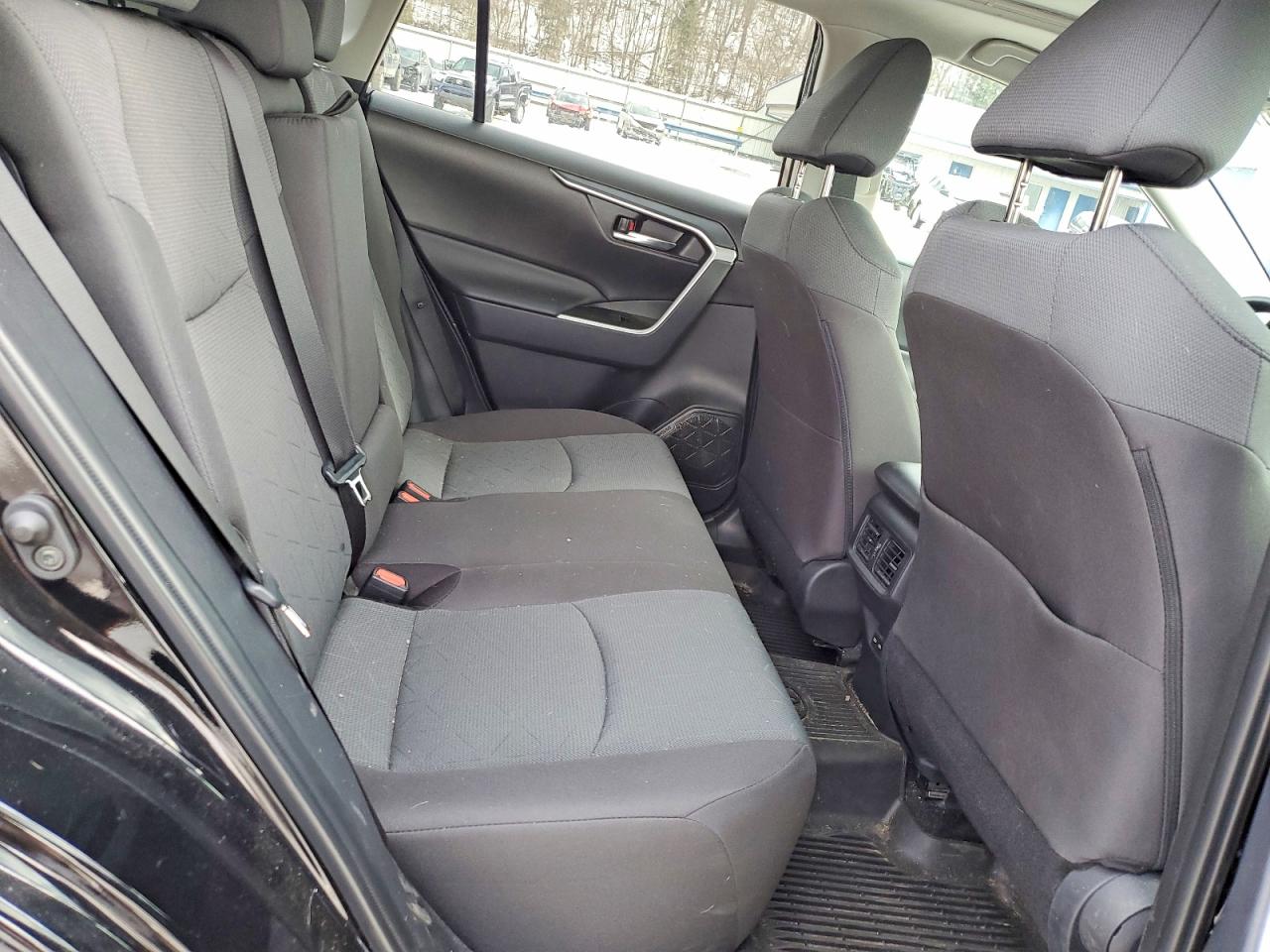 2025 TOYOTA RAV4 XLE photo 11