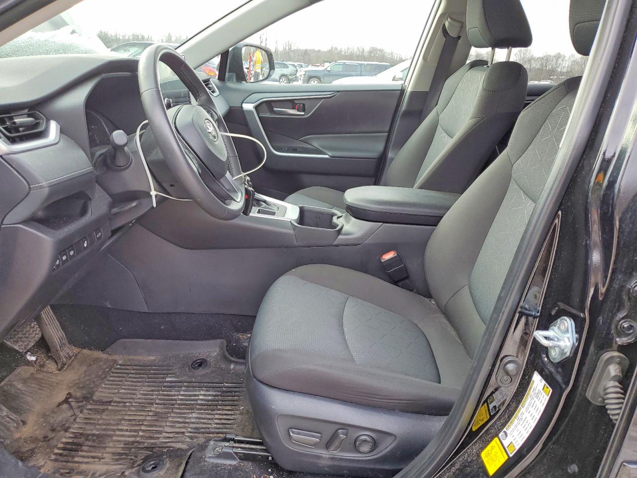 2025 TOYOTA RAV4 XLE photo 7