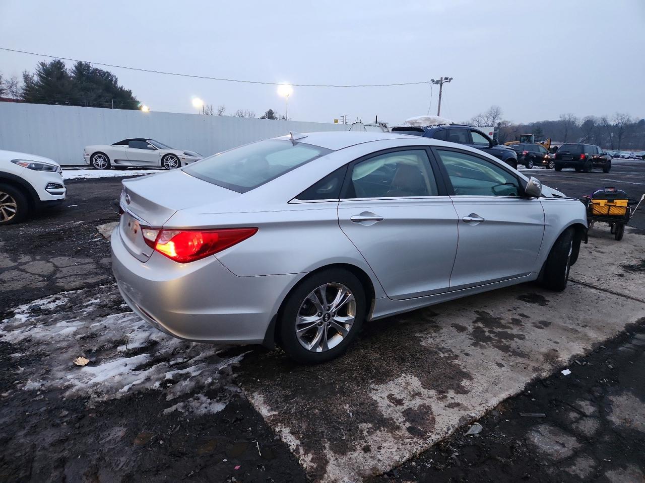 2013 HYUNDAI SONATA SE photo 3