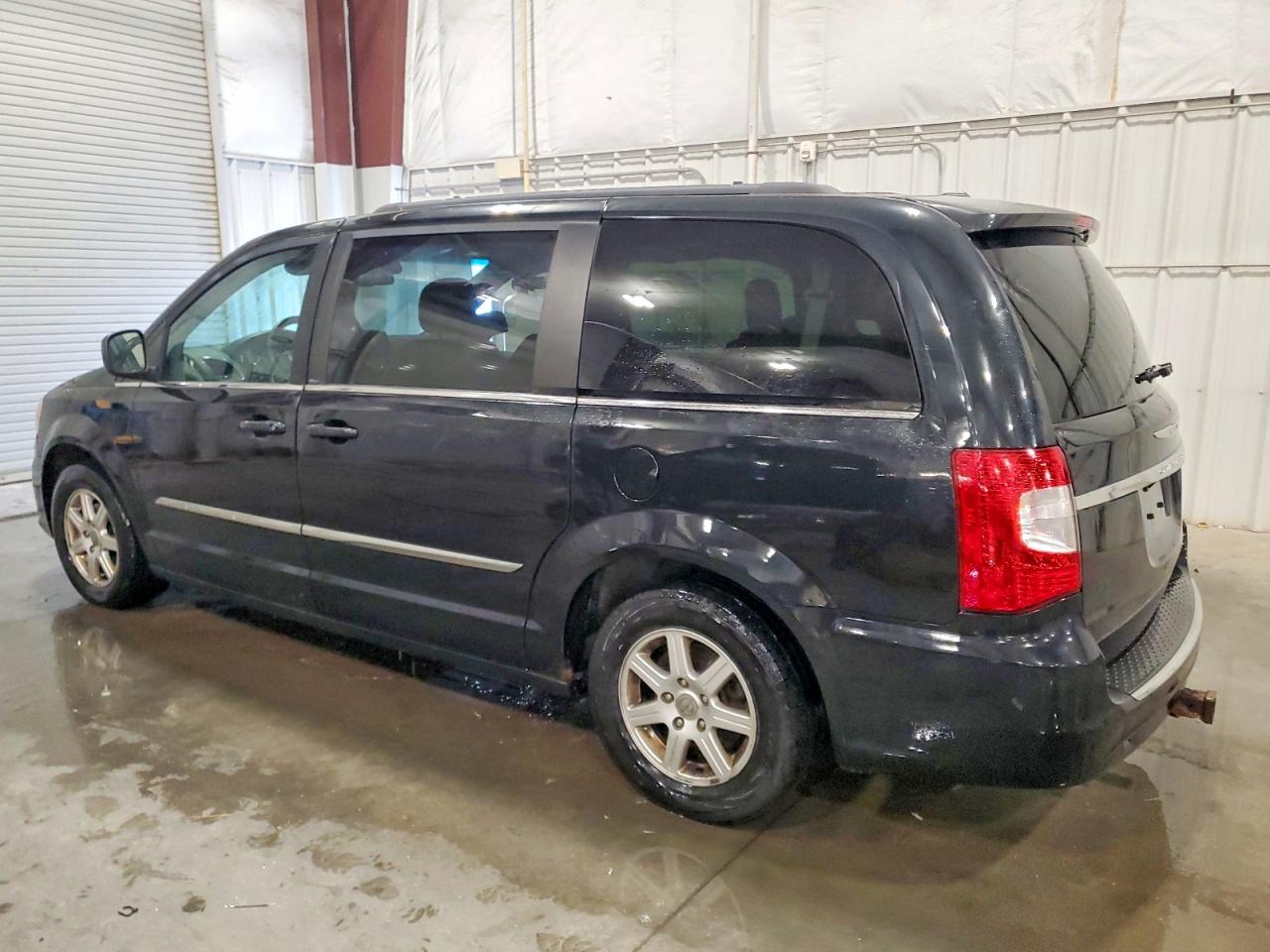 2012 CHRYSLER TOWN & COUNTRY TOURING photo 2