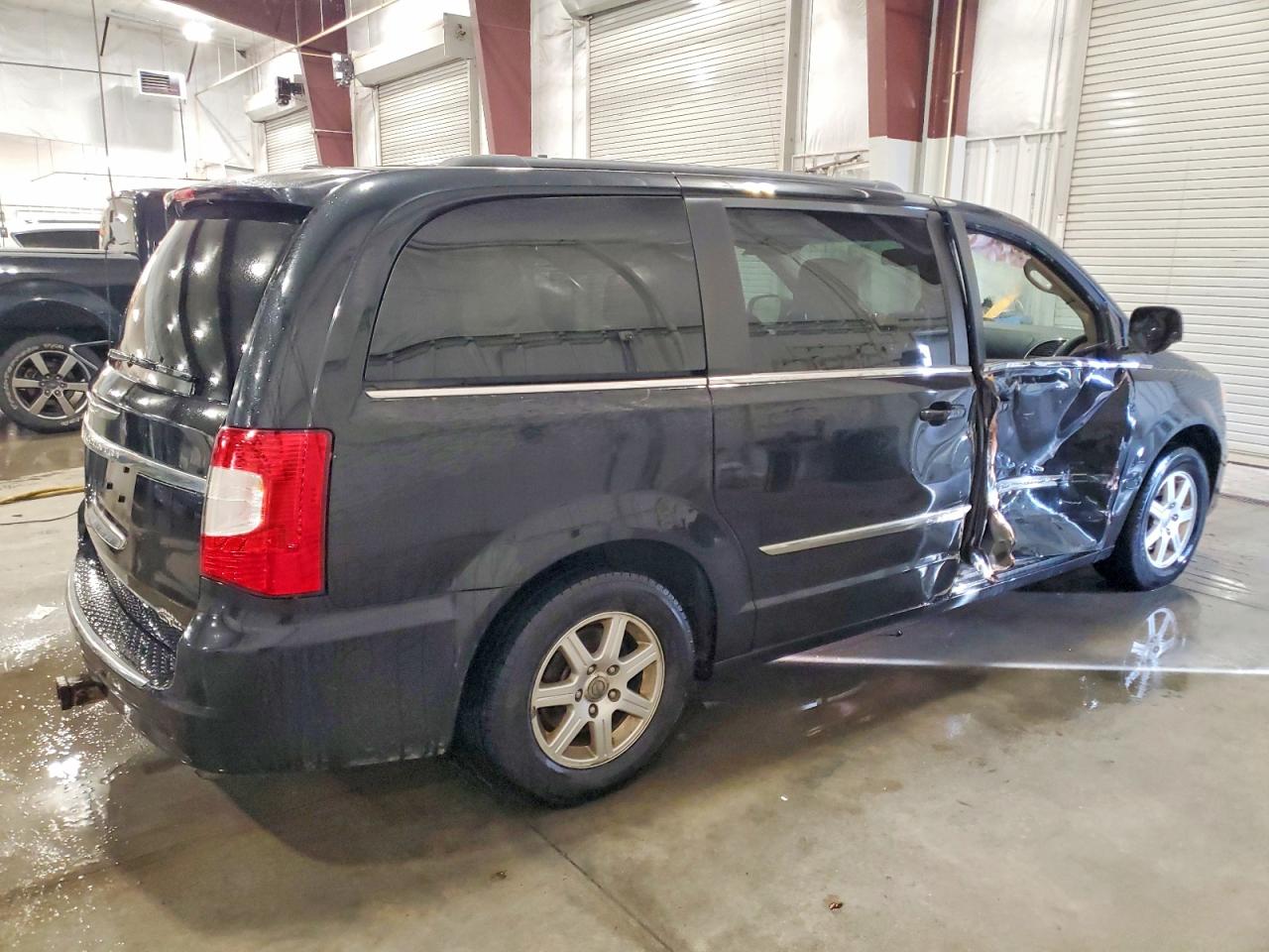2012 CHRYSLER TOWN & COUNTRY TOURING photo 3