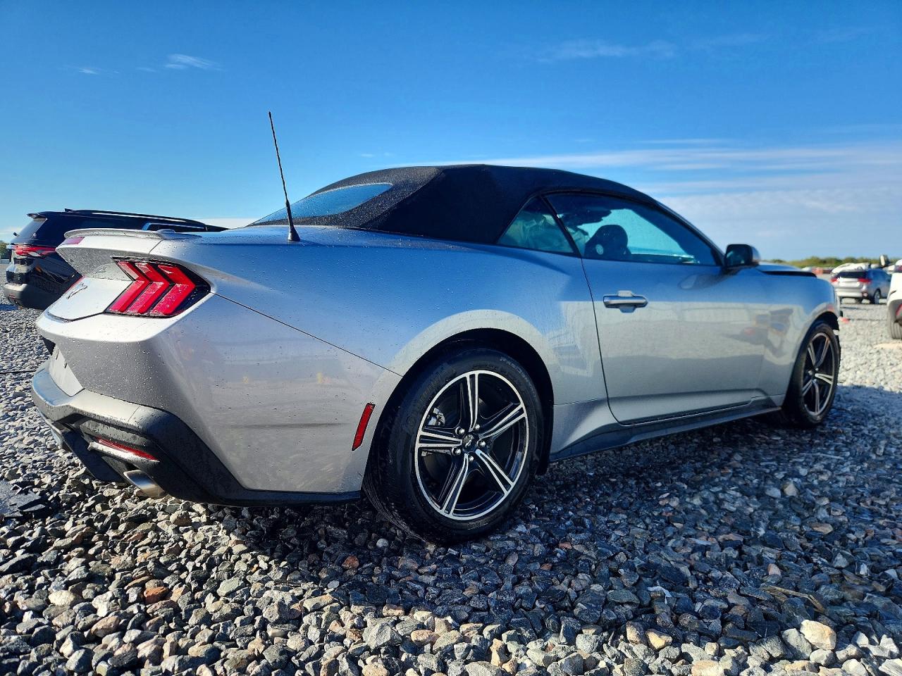 2025 FORD MUSTANG photo 3
