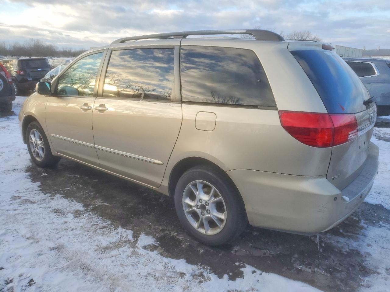 2004 TOYOTA SIENNA XLE LIMITED 7 PASSENGER photo 3