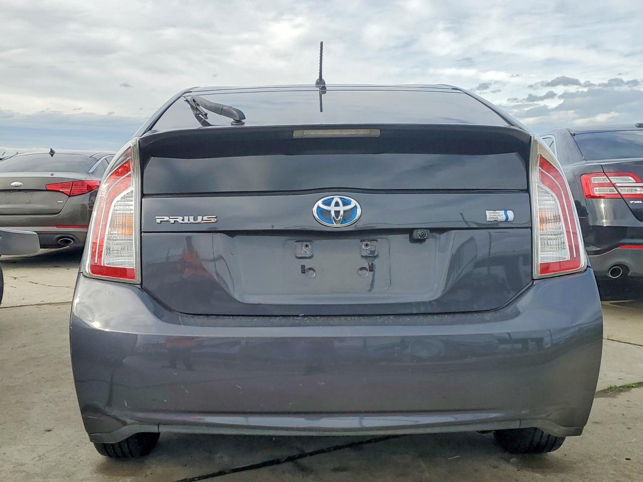 2013 TOYOTA PRIUS photo 6