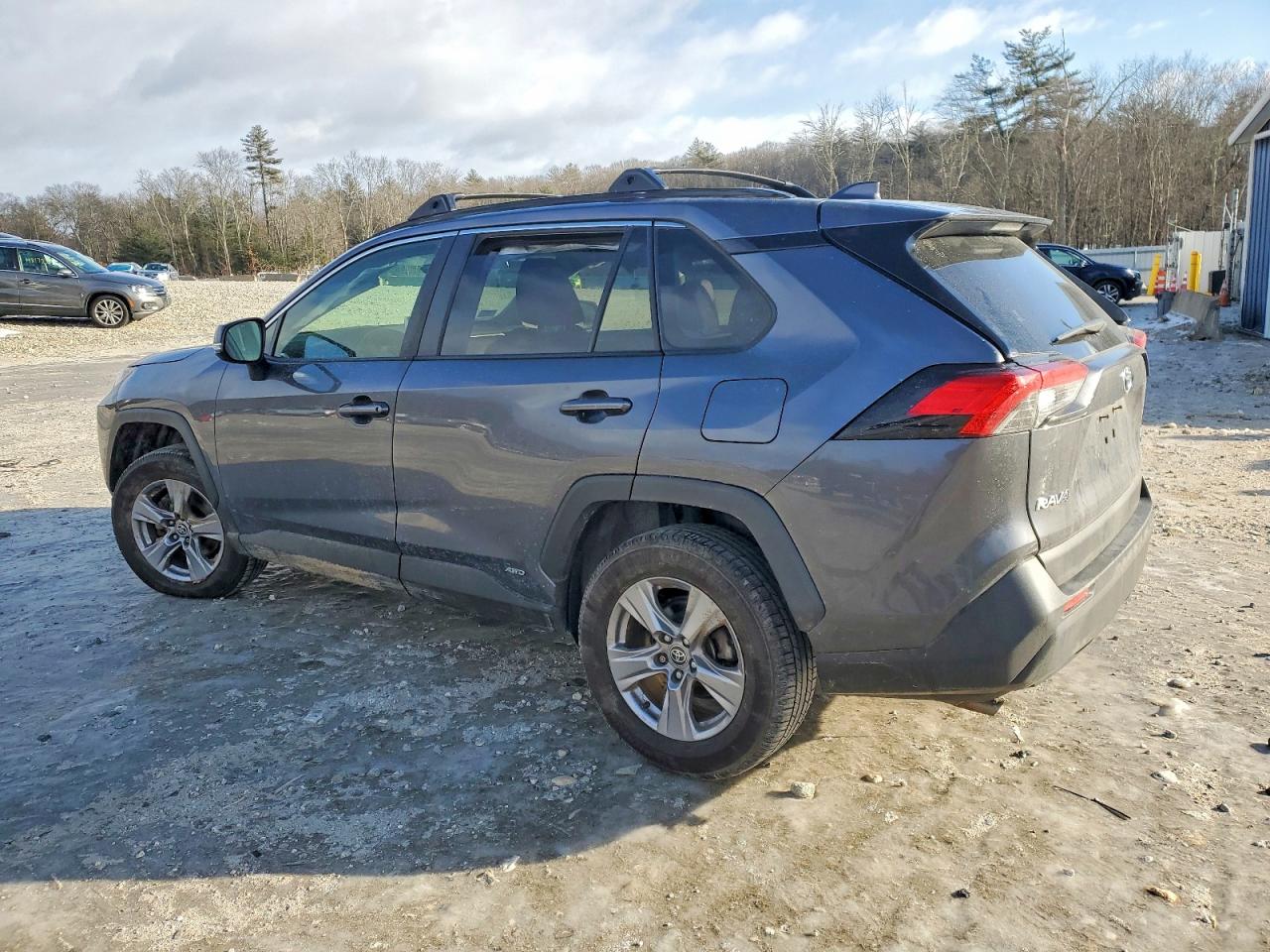 2022 TOYOTA RAV4 XLE photo 2