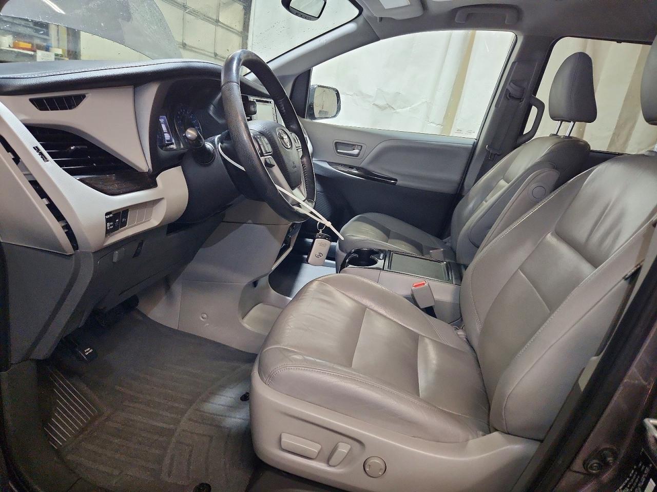 2020 TOYOTA SIENNA XLE photo 7