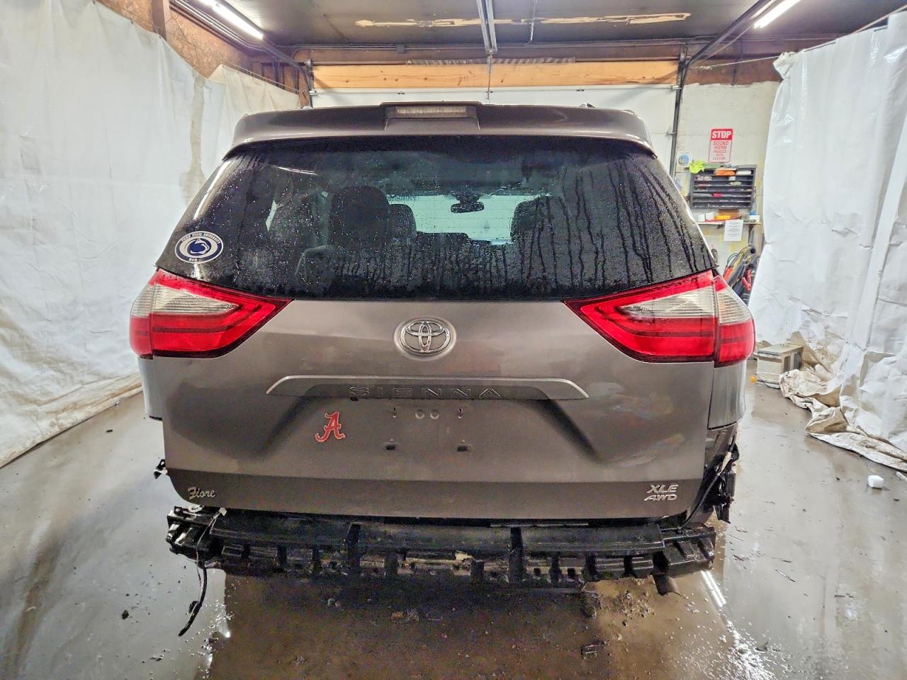 2020 TOYOTA SIENNA XLE photo 6